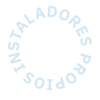 Un logotipo circular en azul claro con el texto "INSTALADORES PROBIOS" en mayúsculas rodeando un centro blanco sobre fondo limpio, sutil y minimalista.