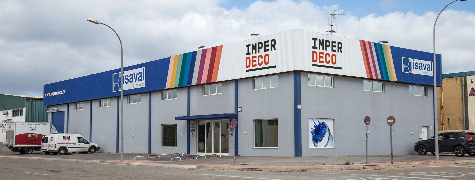 Edificio de Imper Deco con letreros en la parte superior y un diseño moderno en la fachada.