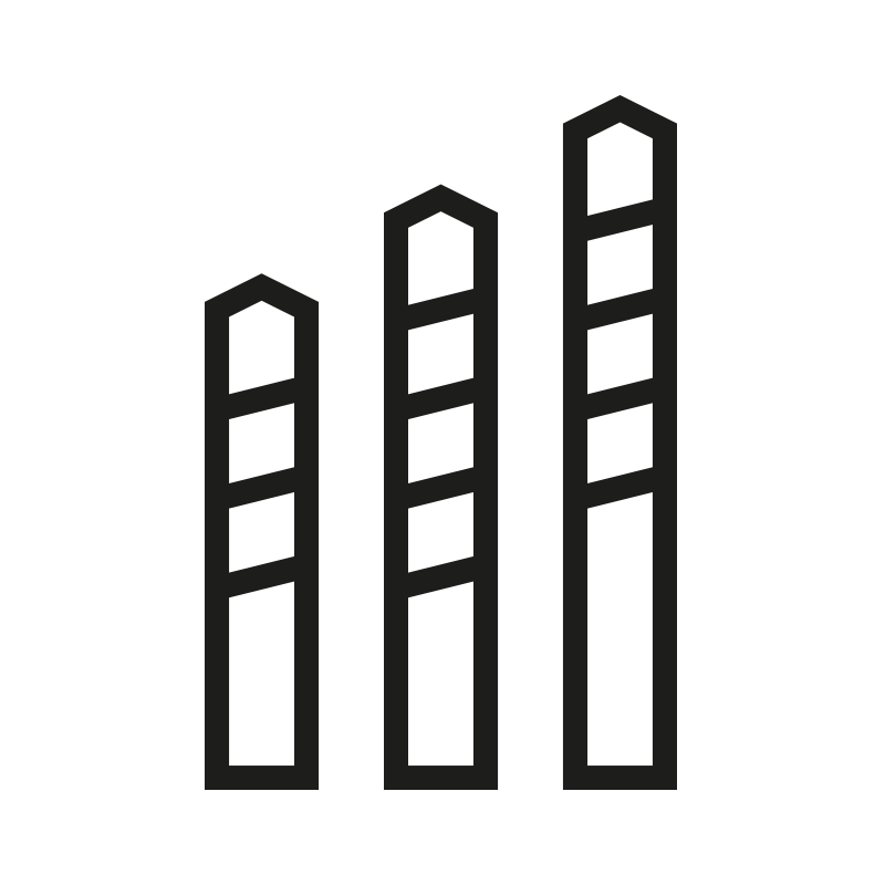 Tres estructuras verticales negras se alinean en paralelo sobre fondo claro, con remates geométricos y secciones rectangulares inclinadas.